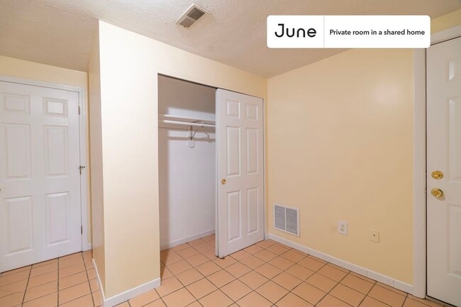 Building Photo - Room in Shared 3 bed/2 bath home