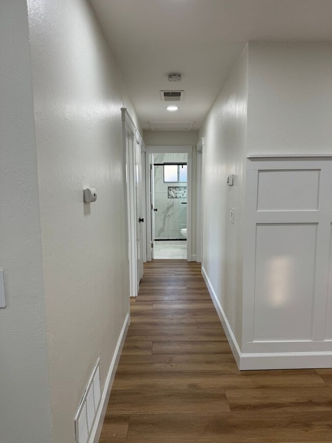 Building Photo - Beautiful 3 Bedroom 2 Bathroom Single fami...