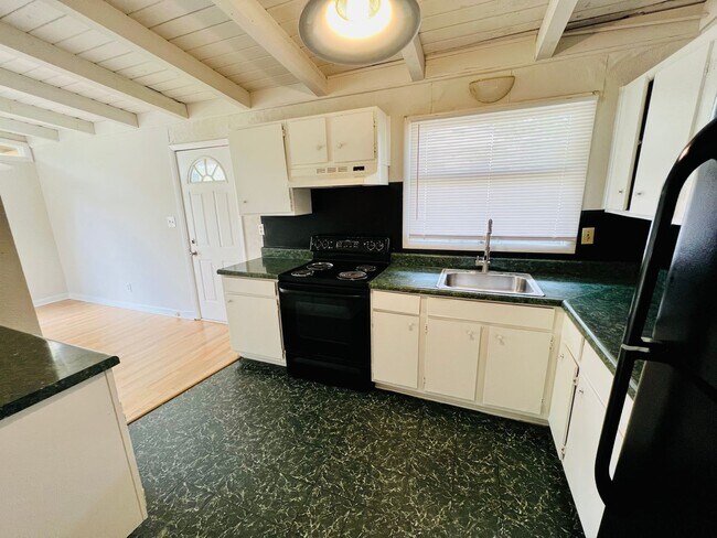Building Photo - 3325 Sargeant Dr