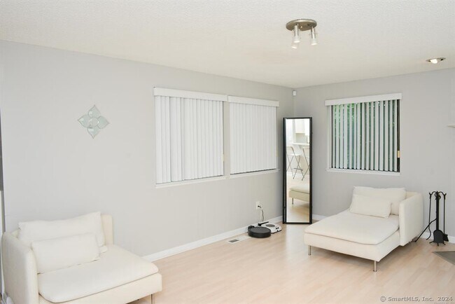 Foto del edificio - 280 Brittany Farms Rd