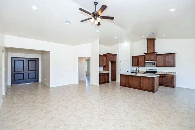 Building Photo - El Rancho Encantado