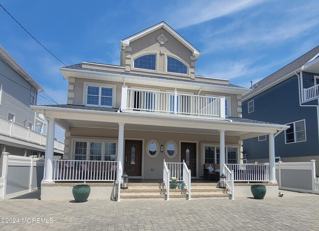 Building Photo - 10 3rd Ave
