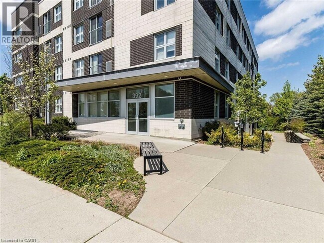 Building Photo - 392 Albert St