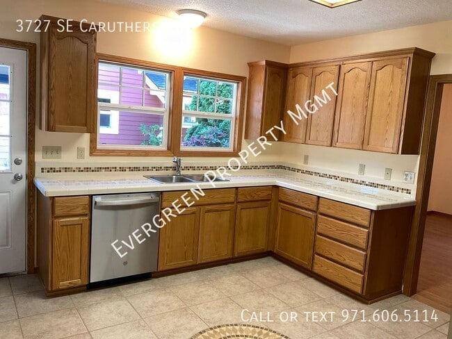 Building Photo - Upgraded 3BR x 2Bth, Beautifully Spacious ...