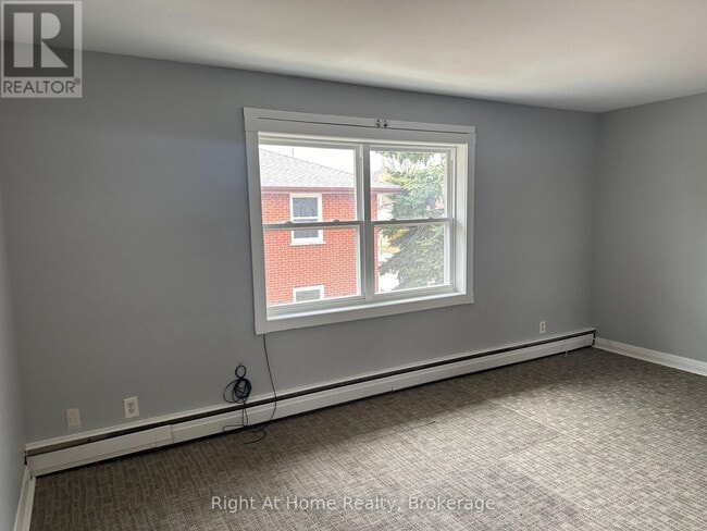 Building Photo - 119 Rossland Rd E