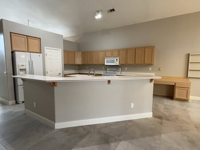 Building Photo - Spacious 4-bedroom, 3-car garage home feat...
