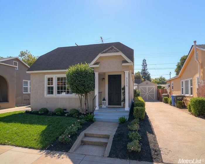 Primary Photo - Stylishly Updated 2 Bed Home in Prime Midt...