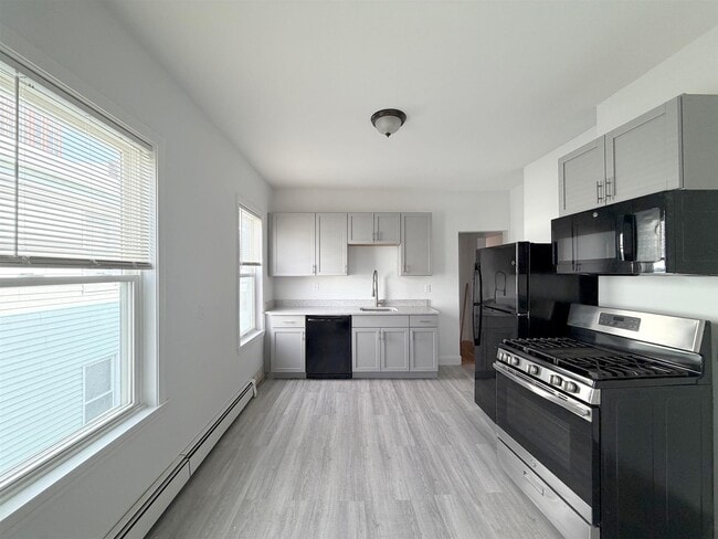 Building Photo - 61 Webster Ave