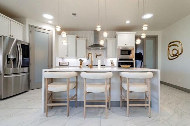 Foto del edificio - Nearly new, exquisitely upgraded- Inground...