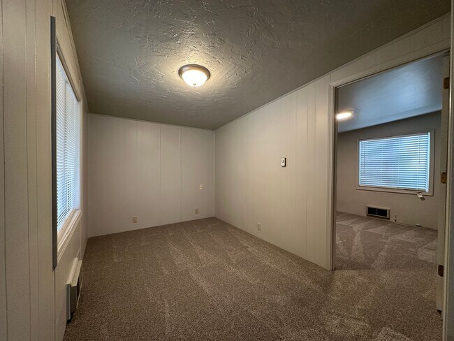 Foto del edificio - 558 N Elm Ave