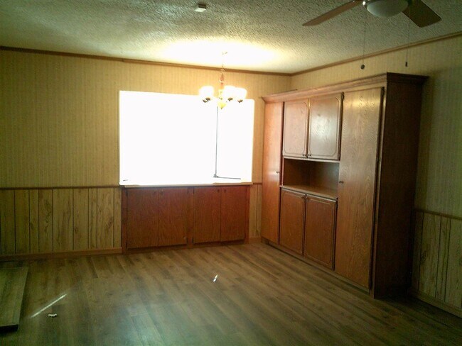 Building Photo - 6113 NW Maple Ave