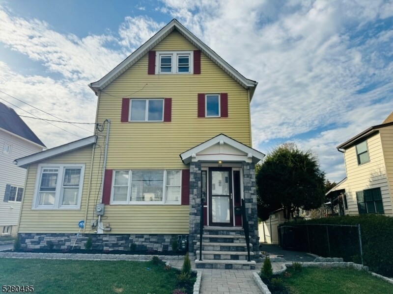 Primary Photo - 192 Santiago Ave