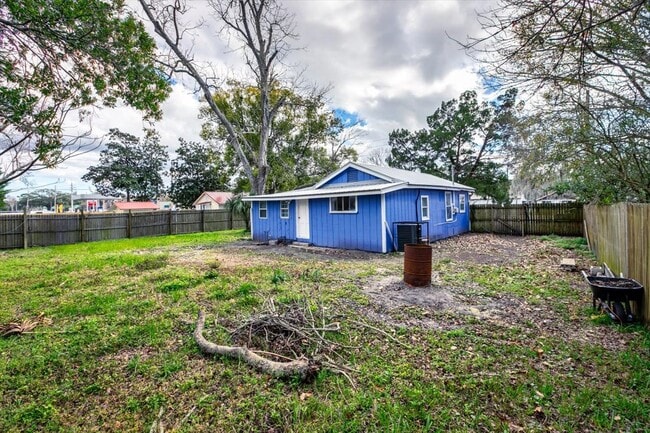 Building Photo - 531 New Berlin Rd