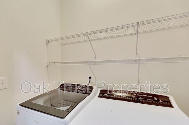 Foto del edificio - 3019 Candela Grove Dr