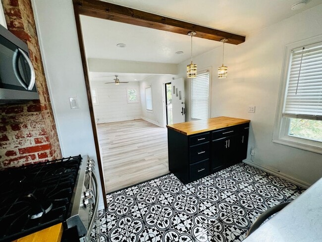 Cute 2BD 1BA Bungalow Home in Putnam Heights West!!! - Cute 2BD 1BA Bungalow Home in Putnam Heights West!!!