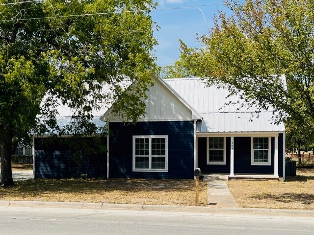 Primary Photo - 904 W Live Oak St