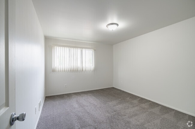 Upgraded 2BR, 1BA - 950SF - Bedroom - Woodside Manor Apartments