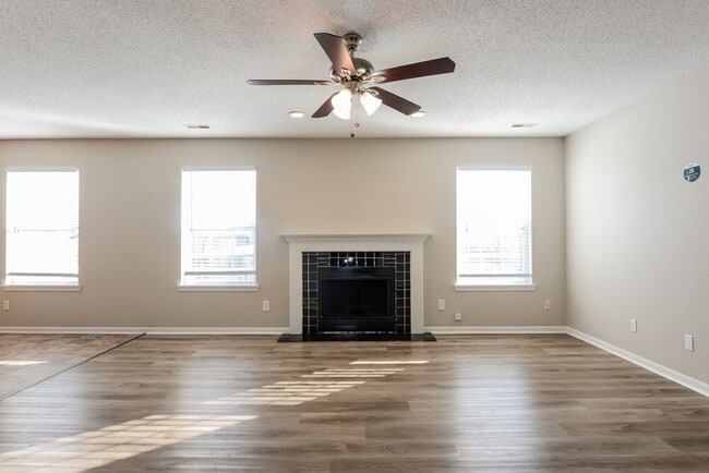 Building Photo - 6137 Longmeadow Dr