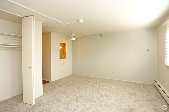 Efficiency, 1BA - 405 SF - Parqwood Apartments