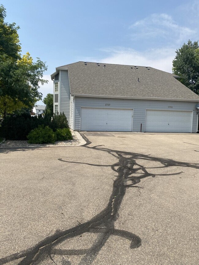 Building Photo - AVAILABLE SEPTEMBER! Charming Townhome in ...