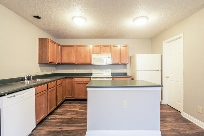 Building Photo - Fabulous 3 Bedroom