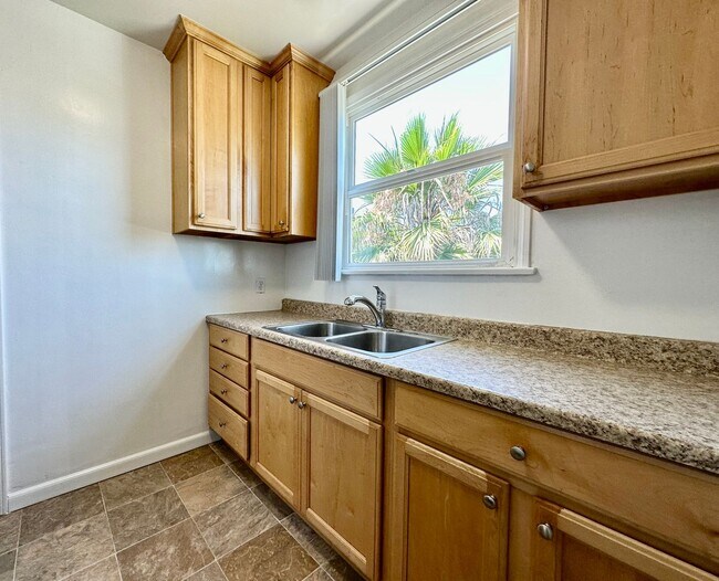 Foto del edificio - North Park - One Bedroom Apartment with 2-Car Garage.