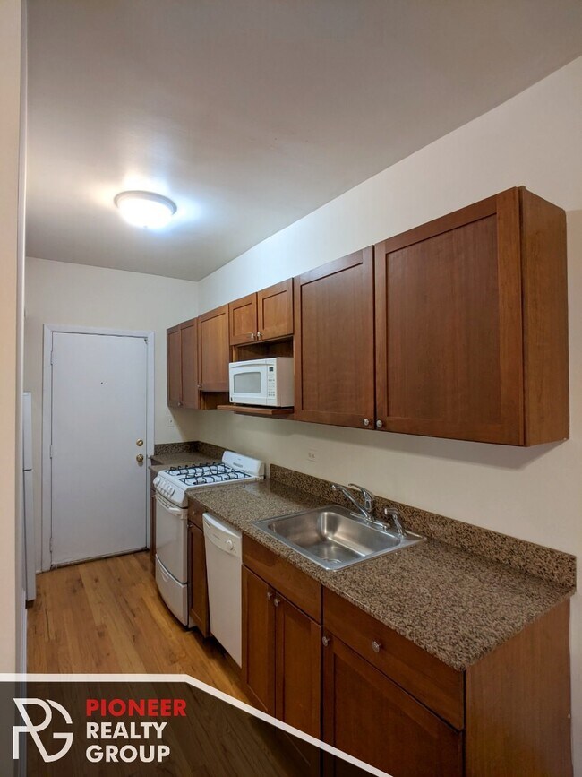 Building Photo - 949 W Cornelia Ave