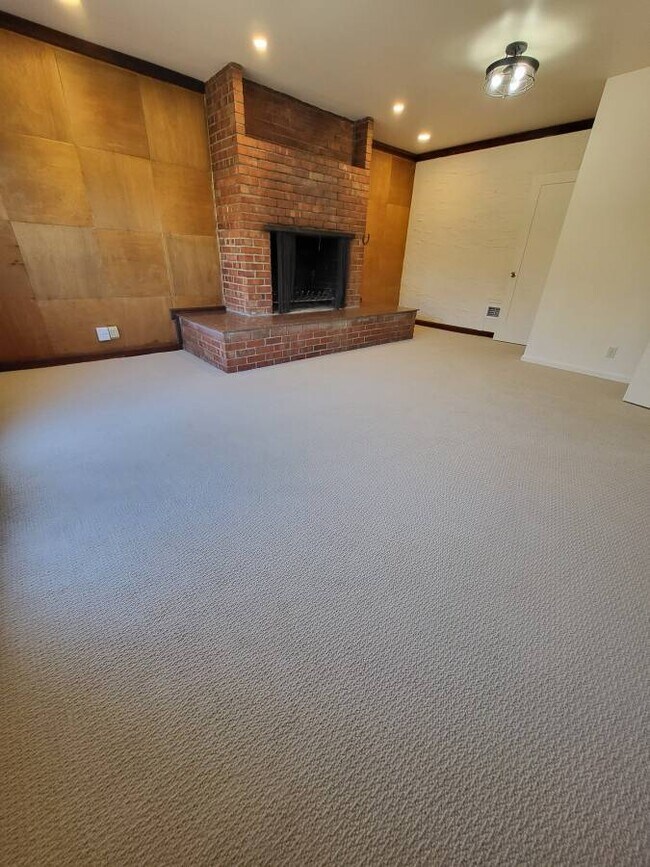 Building Photo - 1429 Thousand Oaks Blvd