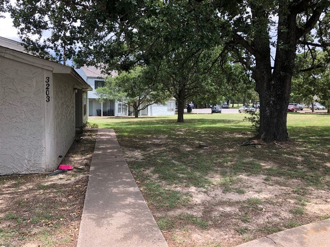 Foto del edificio - 2 br, 2 bath 4plex - 3203 Eagle Hill Ct 32...