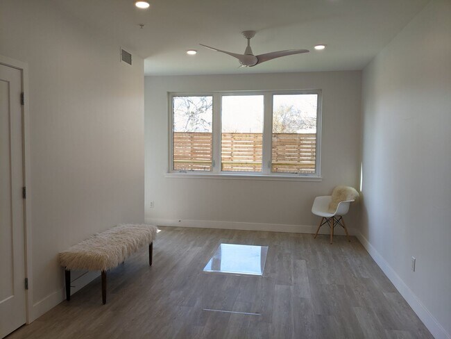 Building Photo - Bright & Modern 1 BED/1 BATH in NoBo!