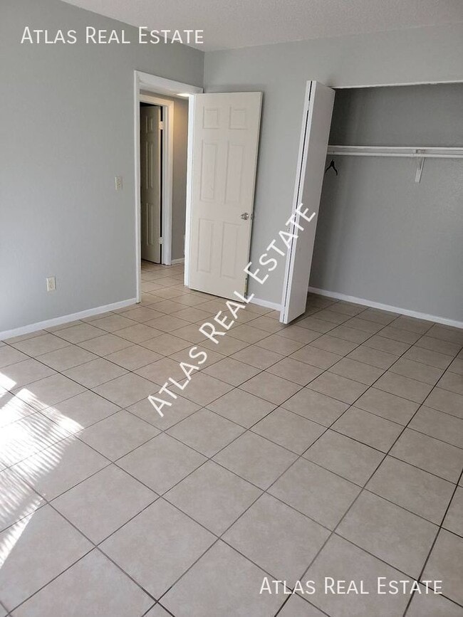 Building Photo - 2 Bedroom with Washer/Dryer Hookups!