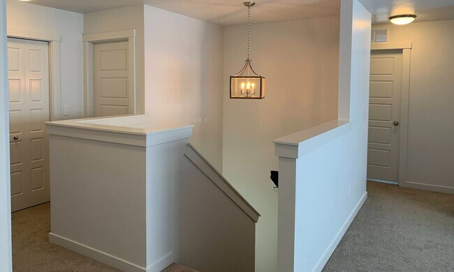 Foto del edificio - 4 bedrooms upstairs PLUS an OFFICE on the ...