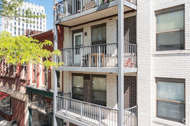 Foto del edificio - Town Square Senior Apartments - 62+ or HUD
