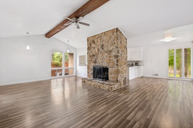 Foto del edificio - 4315 Woodstock Dr