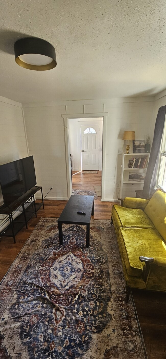 Building Photo - 1015 Pine Ave