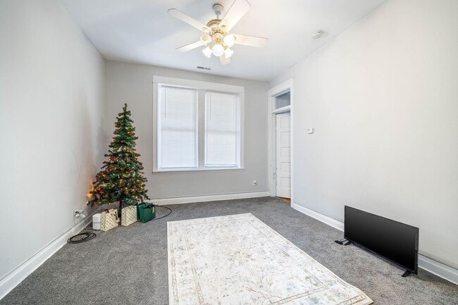 Building Photo - 928 S Claremont Ave