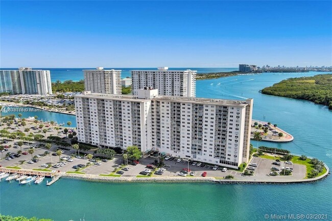 Foto del edificio - 400 Kings Point Dr