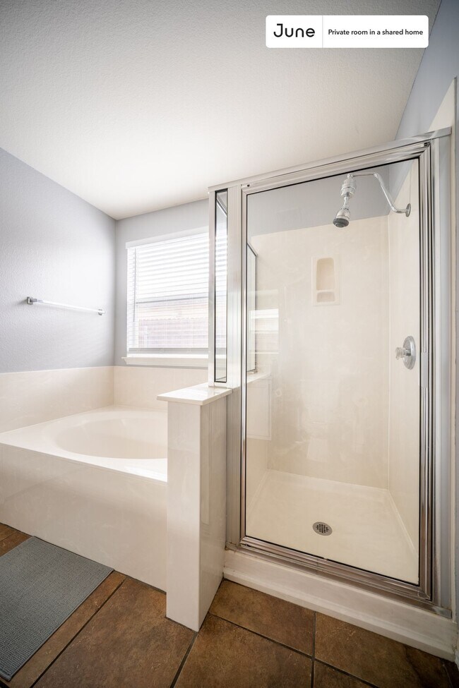 Foto del edificio - Private bedroom in 4 bed/2.5 bath Home