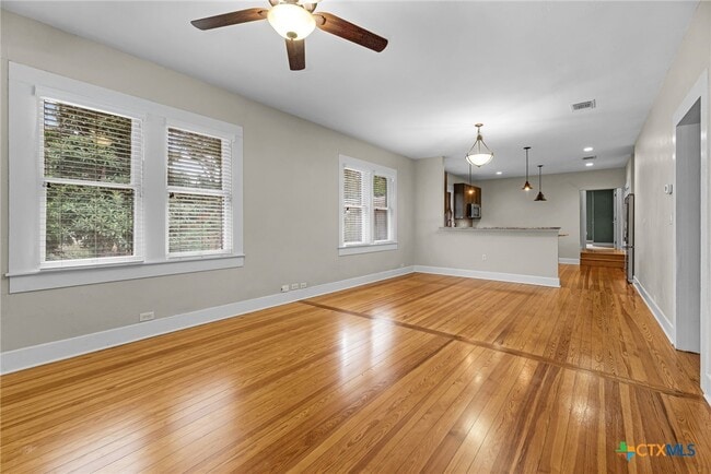 Building Photo - 557 Lee St