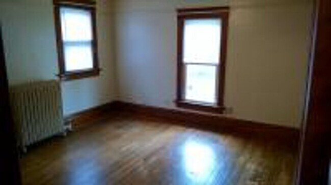 Foto del edificio - Charming 2-Bedroom Apartment in Cedar Falls – Great Location!