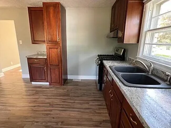 Building Photo - 511 Freeman Dr