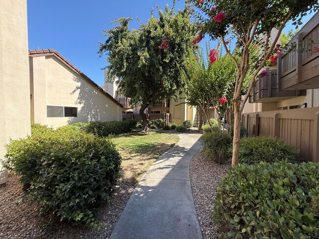 Foto del edificio - Updated 2-bedroom condo in gated community!