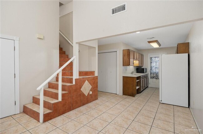 Building Photo - 15 Evergreen Ave