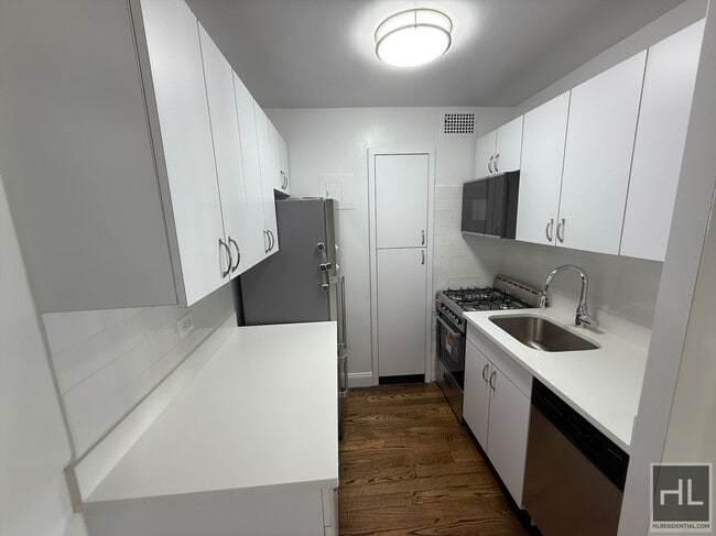 Building Photo - AMAZING STUDIO APARTMENT!! AMAZING DEAL! W...