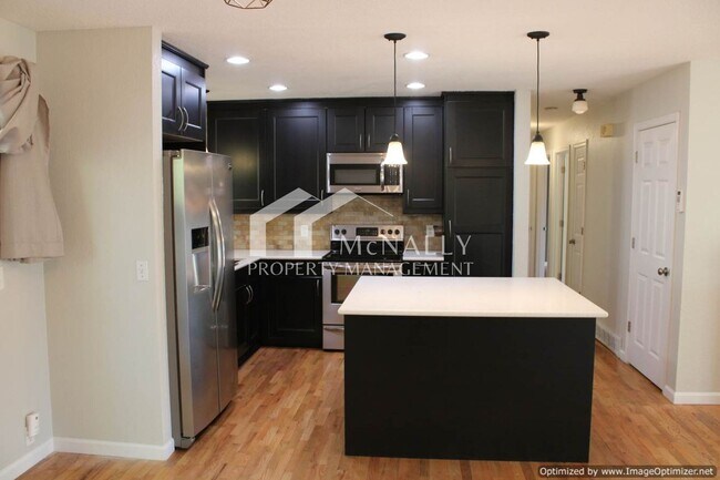 Foto del edificio - 3-Bedroom Split-Level Home with Garage