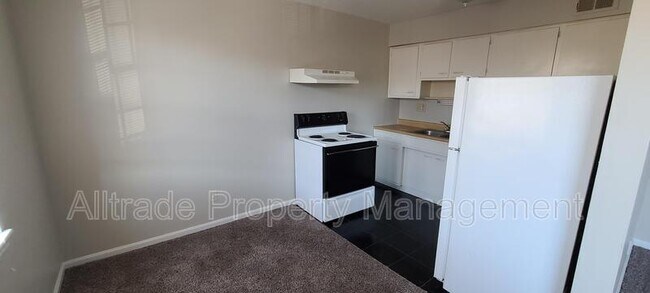 Building Photo - 3009 Mid Dale Ln