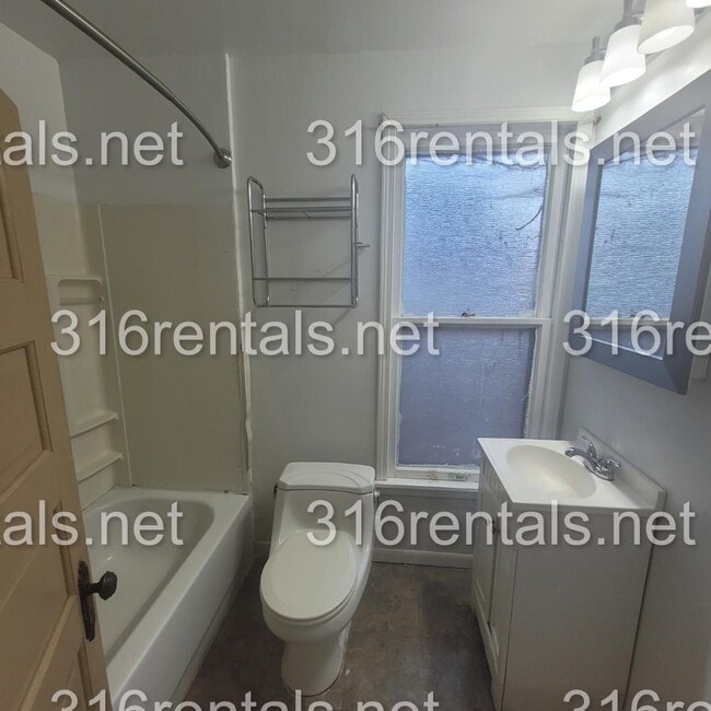 Building Photo - 3 bed 1 bath - $950 - Single Family Home