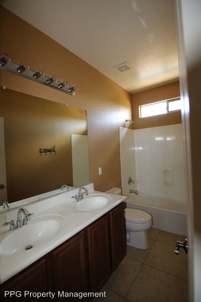 Foto del edificio - 18144 W East Wind Ave