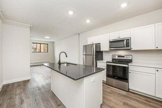 Foto del edificio - 2577 N Downer Ave