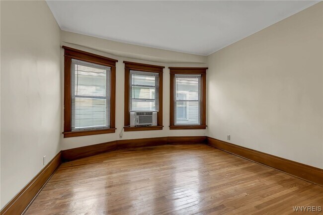 Foto del edificio - 1384 Amherst St